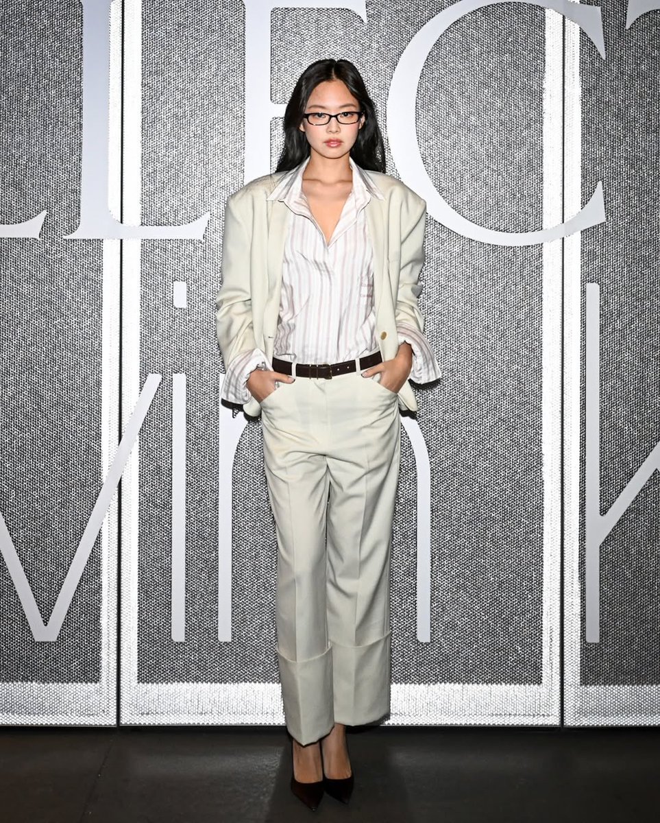 jenniekimbrasil's tweet image. #JENNIE no desfile da coleção de Outono 2026 da Calvin Klein durante a Semana de Moda de Nova York. 🤍

JENNIE AT CALVIN KLEIN
Jennie Wears Calvin #NYFW2026 #NYFW
@jennierubyjane @CalvinKlein