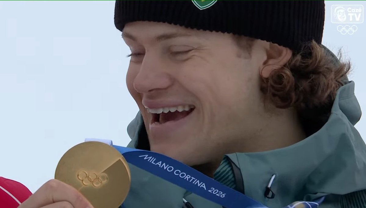 linessjackson's tweet image. ele todo feliz com o ouro dele 🥹