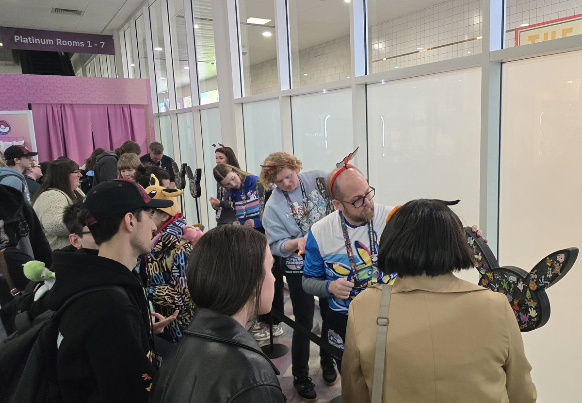 Pokegraph's tweet image. A l '#EUIC il y a une zone accessible à tout le monde, sans passe spectateur, pour acheter et faire des échanges de pin's. De quoi compléter vos collections ! 
#Pokemon #Pins