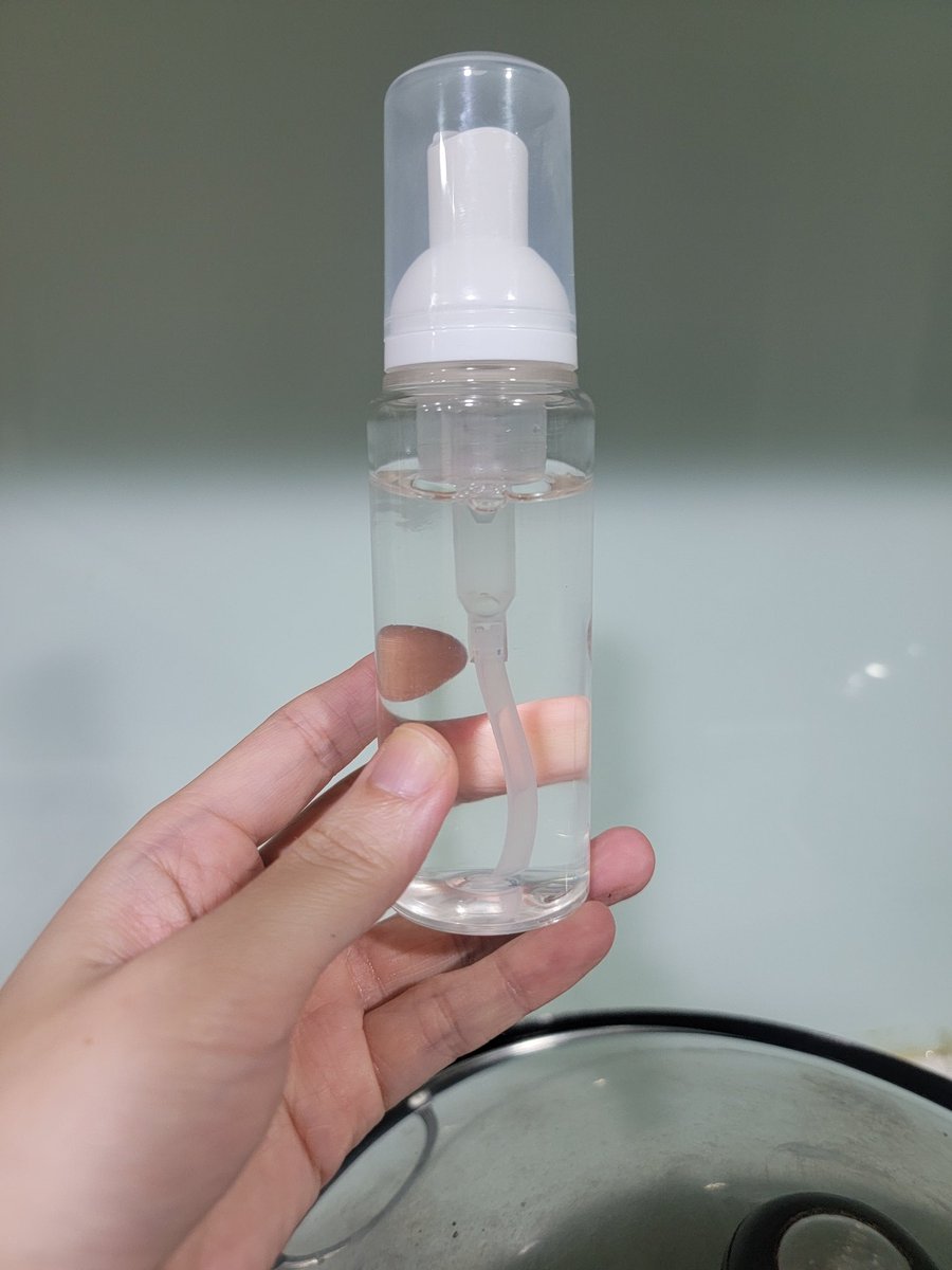 letsshower's tweet photo. 第二鍋:再度嘗試不同比例配方的胺基酸潔顏慕斯,希望改善上一次的泡沫太快化水的問題,以及調整了精油分散劑的比例,讓洗完感受更清爽,小量測試製作,最後測試pH值約為6,弱酸性,性質溫和。
這次換成東京癒創木香精,也很適合當成洗沐產品的味道。
這次也算是大成功吧
#letsshower
#手工皂 https://t.co/qZcZ6rt904