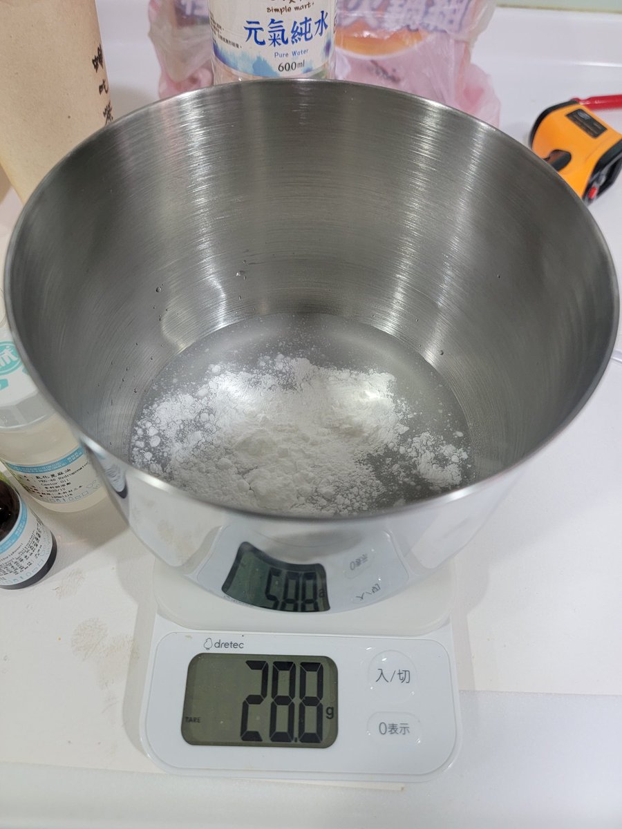 letsshower's tweet photo. 第二鍋:再度嘗試不同比例配方的胺基酸潔顏慕斯,希望改善上一次的泡沫太快化水的問題,以及調整了精油分散劑的比例,讓洗完感受更清爽,小量測試製作,最後測試pH值約為6,弱酸性,性質溫和。
這次換成東京癒創木香精,也很適合當成洗沐產品的味道。
這次也算是大成功吧
#letsshower
#手工皂 https://t.co/qZcZ6rt904