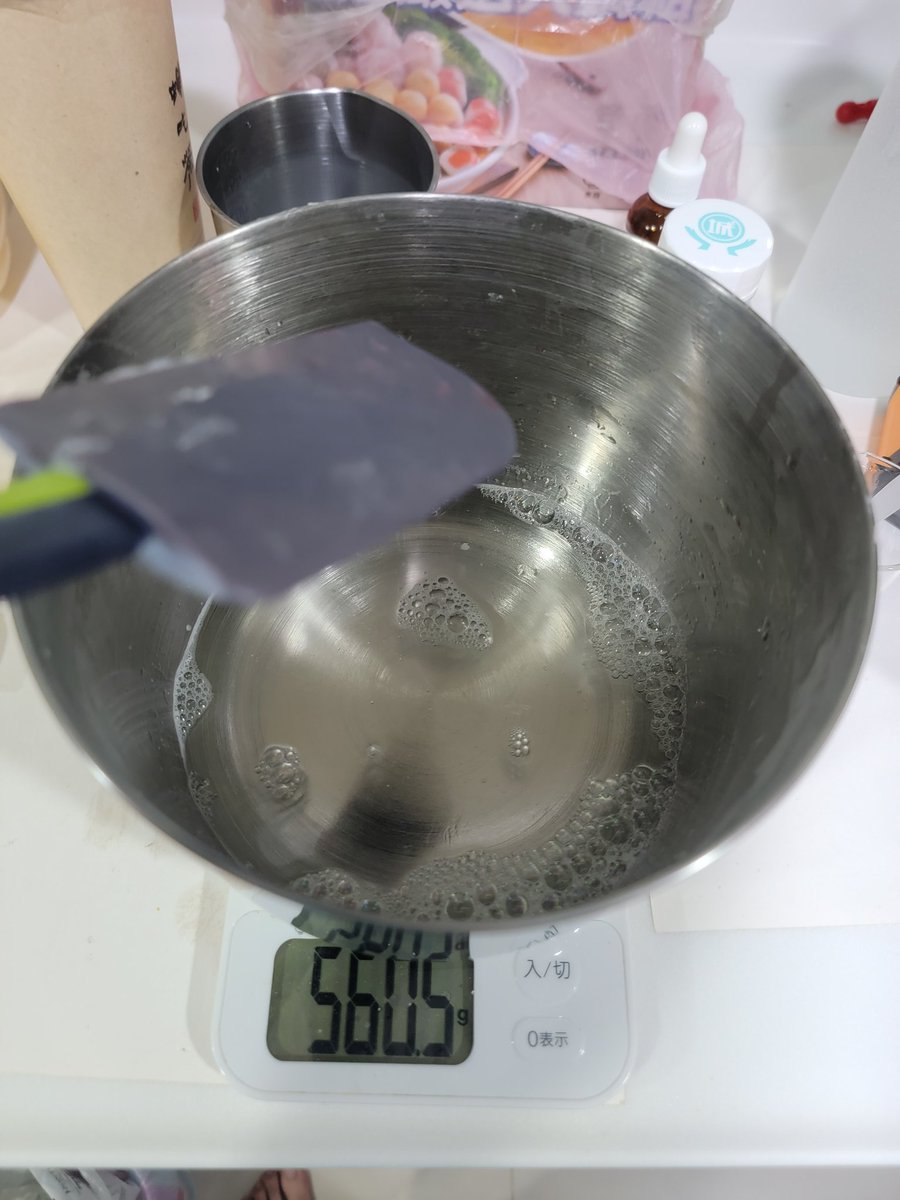letsshower's tweet photo. 第二鍋:再度嘗試不同比例配方的胺基酸潔顏慕斯,希望改善上一次的泡沫太快化水的問題,以及調整了精油分散劑的比例,讓洗完感受更清爽,小量測試製作,最後測試pH值約為6,弱酸性,性質溫和。
這次換成東京癒創木香精,也很適合當成洗沐產品的味道。
這次也算是大成功吧
#letsshower
#手工皂 https://t.co/qZcZ6rt904