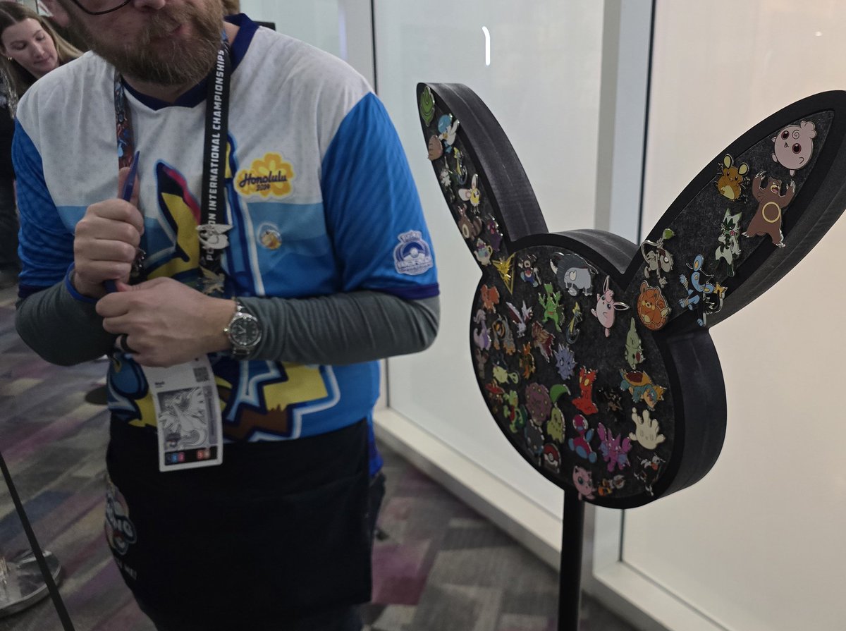 Pokegraph's tweet image. A l '#EUIC il y a une zone accessible à tout le monde, sans passe spectateur, pour acheter et faire des échanges de pin's. De quoi compléter vos collections ! 
#Pokemon #Pins
