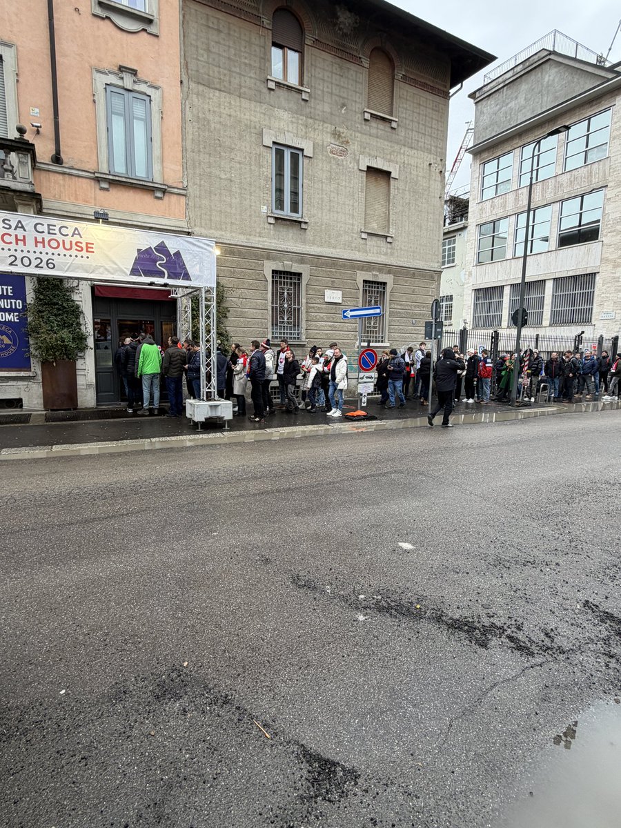 Fronta do Českého domu neopadá