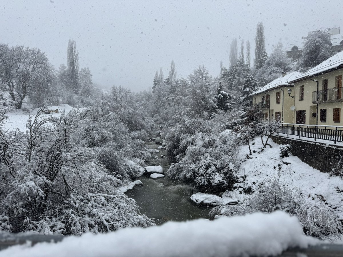 pzbaldetena's tweet photo. Y no para de nevar en la capital d’a Bal de Tena. ❄️❄️❄️
#salléndegalligo
#baldetena
#altogalligo
#pirineoaragonés https://t.co/zeK7YFUtad