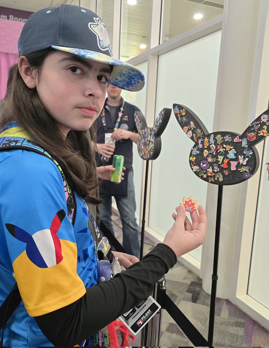 Pokegraph's tweet image. A l '#EUIC il y a une zone accessible à tout le monde, sans passe spectateur, pour acheter et faire des échanges de pin's. De quoi compléter vos collections ! 
#Pokemon #Pins