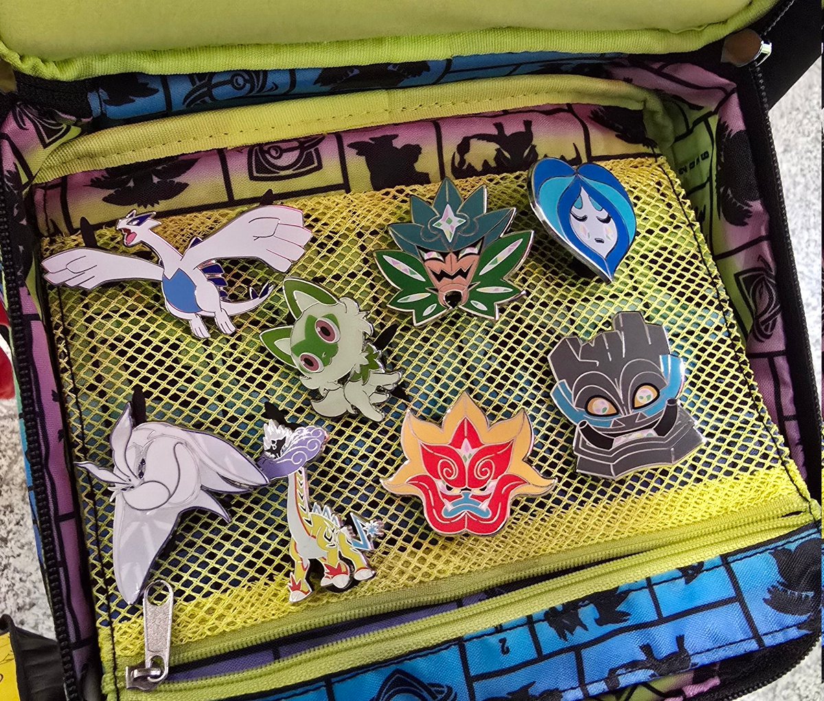 A l '#EUIC il y a une zone accessible à tout le monde, sans passe spectateur, pour acheter et faire des échanges de pin's. De quoi compléter vos collections ! 
#Pokemon #Pins