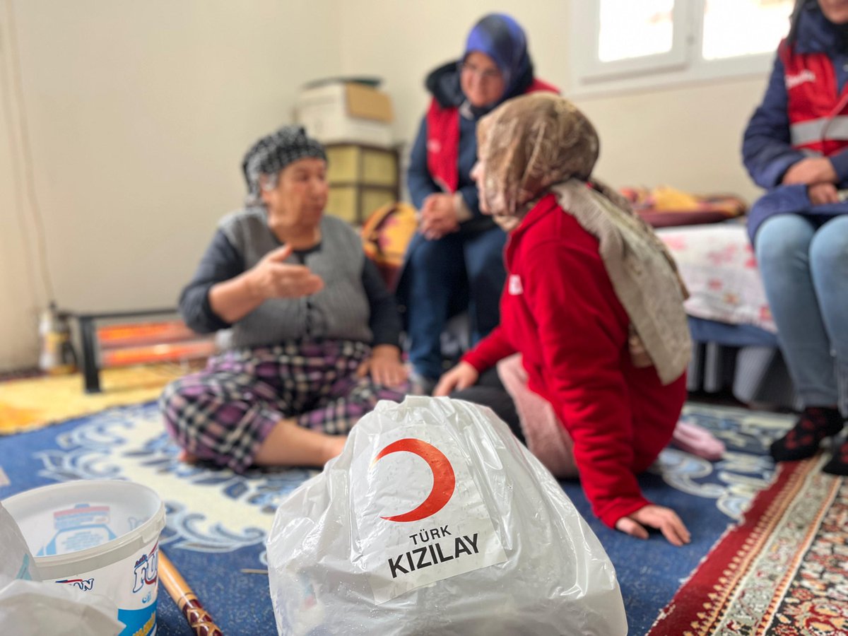 Her birinin ayrı hikayesi 
Her birinin ayrı hayat tecrübesi 🌸
Başımızın tacı yaşlılarımızı ziyaret ettik 👵

#kızılay 
#kızılaykadın 🌸
#Kilis