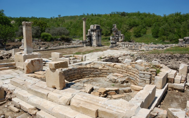 Stratonikeia Antik Kenti

Muğla'da bulunan kent, MÖ 3. yüzyılda kurulan
kent surlarla çevrilmiş olup surların bir kısmı görülmektedir.
Antik Yunan ve Roma'da gençlerin öğrenim gördükleri, spor etkinliklerinde bulundukları gymnasion bulunmaktadır.
Giriş kapısında oda mezarlar var.