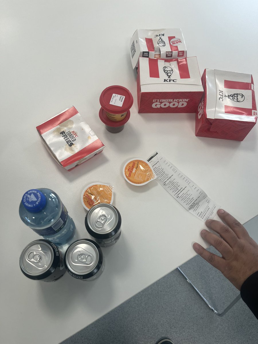 Hi <a href="/KFC_UKI/">KFC UK</a> <a href="/kfc/">KFC</a> <a href="/UberEats/">Uber Eats</a> <a href="/Uber_Support/">Uber Support</a> do you think this is £75’s worth of food and drink? Your King’s Heath Branch in Birmingham think it is, absolute joke… how can you miss out so much food and just send that,
