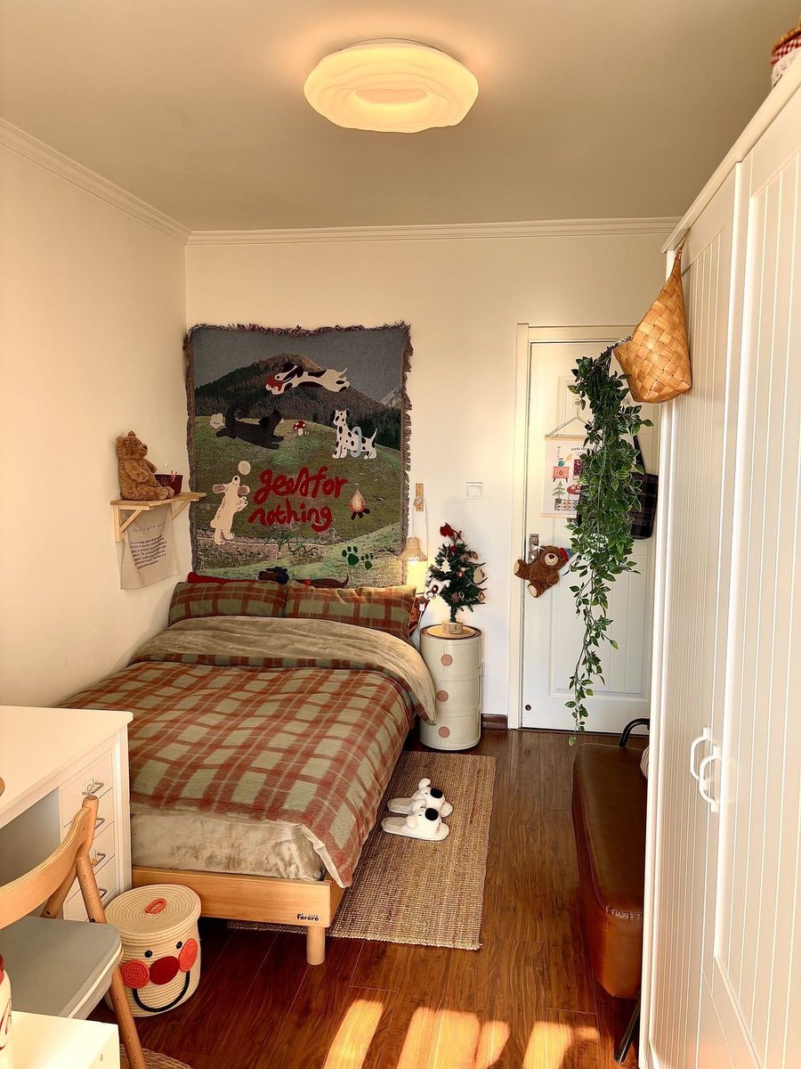 geul_123's tweet image. 내 추구미 인테리어
어떤 느낌인지 아시겠나요
맞습니다
갈색에 초록 포인트 있는 방이 좋아!!