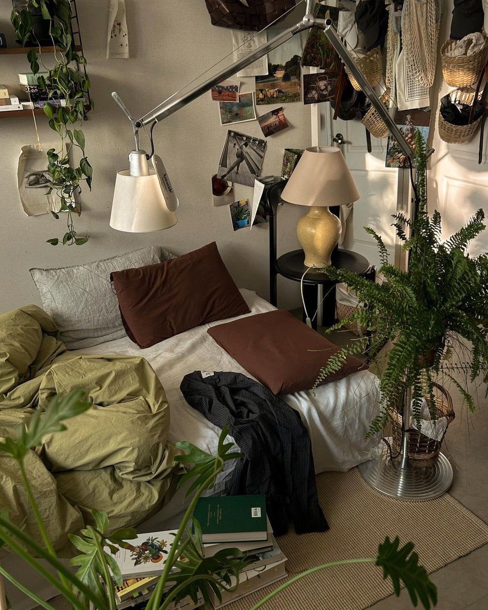 geul_123's tweet image. 내 추구미 인테리어
어떤 느낌인지 아시겠나요
맞습니다
갈색에 초록 포인트 있는 방이 좋아!!