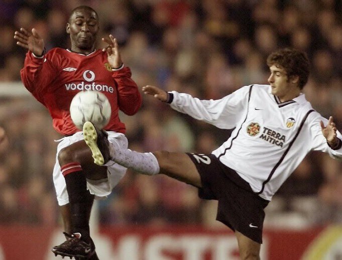 ValenciacfAR's tweet image. في مثل هذا اليوم من عام 2001 شارك بابلو ايمار للمرة الأولى مع فالنسيا.

ضد مانشستر يونايتد في دوري الابطال.

🧡 @ciberchenet