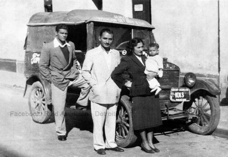 gaunadiego2001's tweet photo. La Aventura 🇵🇾Asunción-Detroit🇺🇲 En junio de 1951, la familia paraguaya Echauri inició una expedición desde el Palacio de los López en Asunción hasta Detroit, EE. UU. El viaje duró 21 meses a bordo de un Ford T de 1927 con el objetivo de donarlo al Museo de la Ford. https://t.co/TC8boyY5oM