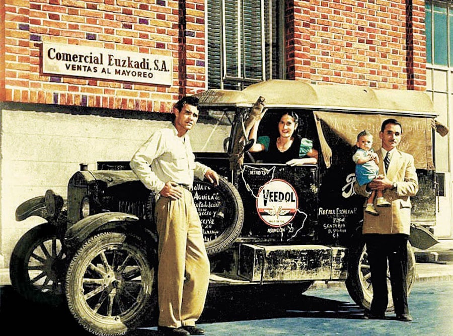 gaunadiego2001's tweet photo. La Aventura 🇵🇾Asunción-Detroit🇺🇲 En junio de 1951, la familia paraguaya Echauri inició una expedición desde el Palacio de los López en Asunción hasta Detroit, EE. UU. El viaje duró 21 meses a bordo de un Ford T de 1927 con el objetivo de donarlo al Museo de la Ford. https://t.co/TC8boyY5oM