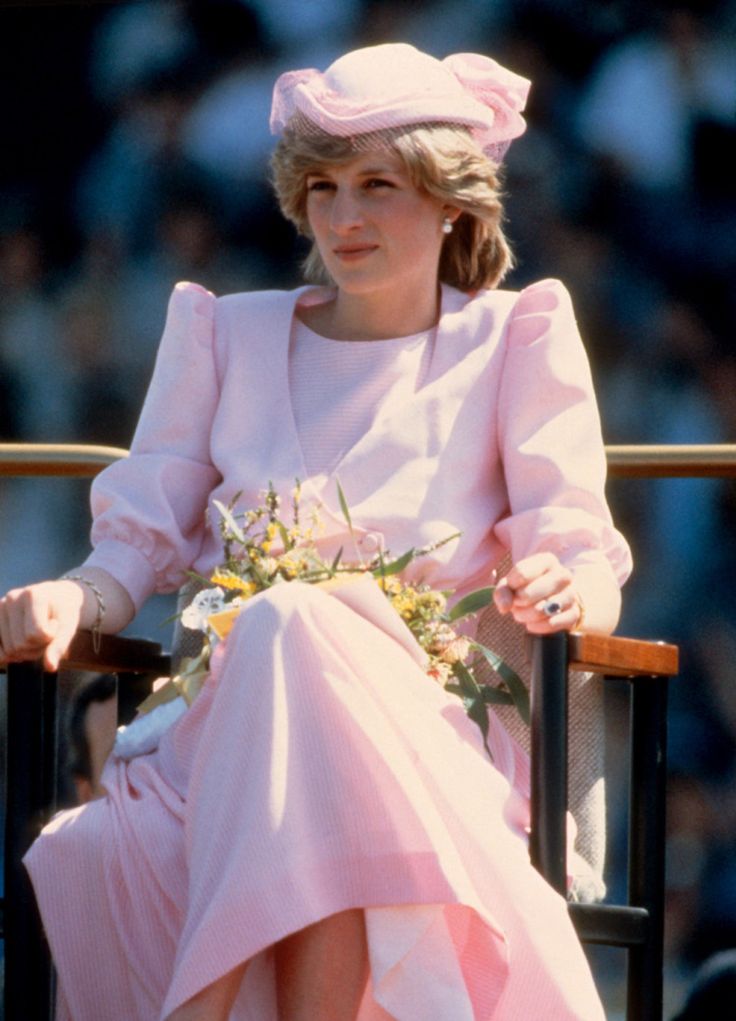 ArtistEmma3's tweet photo. “Carry out a random act of kindness, with no expectation of reward.
 #PrincessDiana #Kindness #Inspiration #Elegance https://t.co/NQF1plmpxG