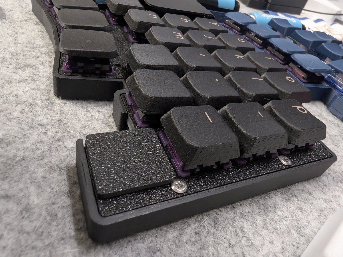 NapeProスターターキットの説明でキーブロッカーを見かけて、そういえば使ったこと無いなと思って作ってみた。

自作だしブロックするなら配列変えちゃえば良いという話ではあるけど、上手く使えば思ったより見た目良いかも（余白を活用したデザイン的な感じ？)