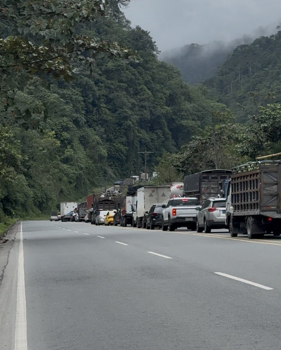 URGENTE ‼️ 

De Quito a Santo Domingo:

Ayer 13 de febrero del 2026, un día previo a carnaval, esta ruta nos tomó 6 horas.  

Por qué? Porque las carreteras de Pichincha y Santo Domingo están en estado deplorable.

Señora <a href="/PaolaPabonC/">Paola Pabón</a> dedíquese a arreglar carreteras; basta de