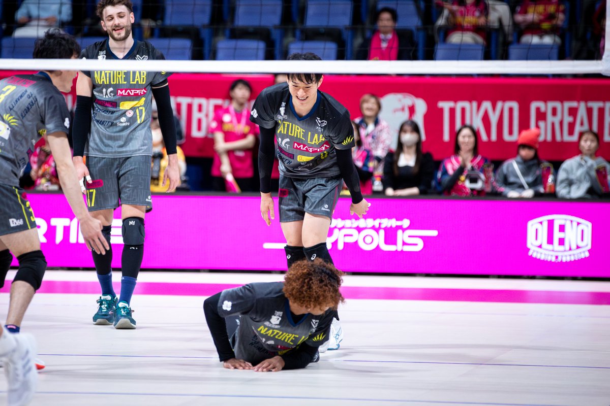 260214 SV.LEAGUE 東京グレートベアーズ 柳田将洋選手 村山豪選手
前に飛び込んで突っ伏した村山くんの足を引っ張る急にいたずらっ子な柳田さん