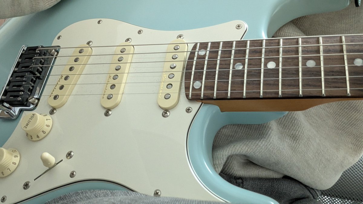 almore's tweet image. しこたま飲んで帰ってきて、気づいたらギタ練してました。ストイックな俺！