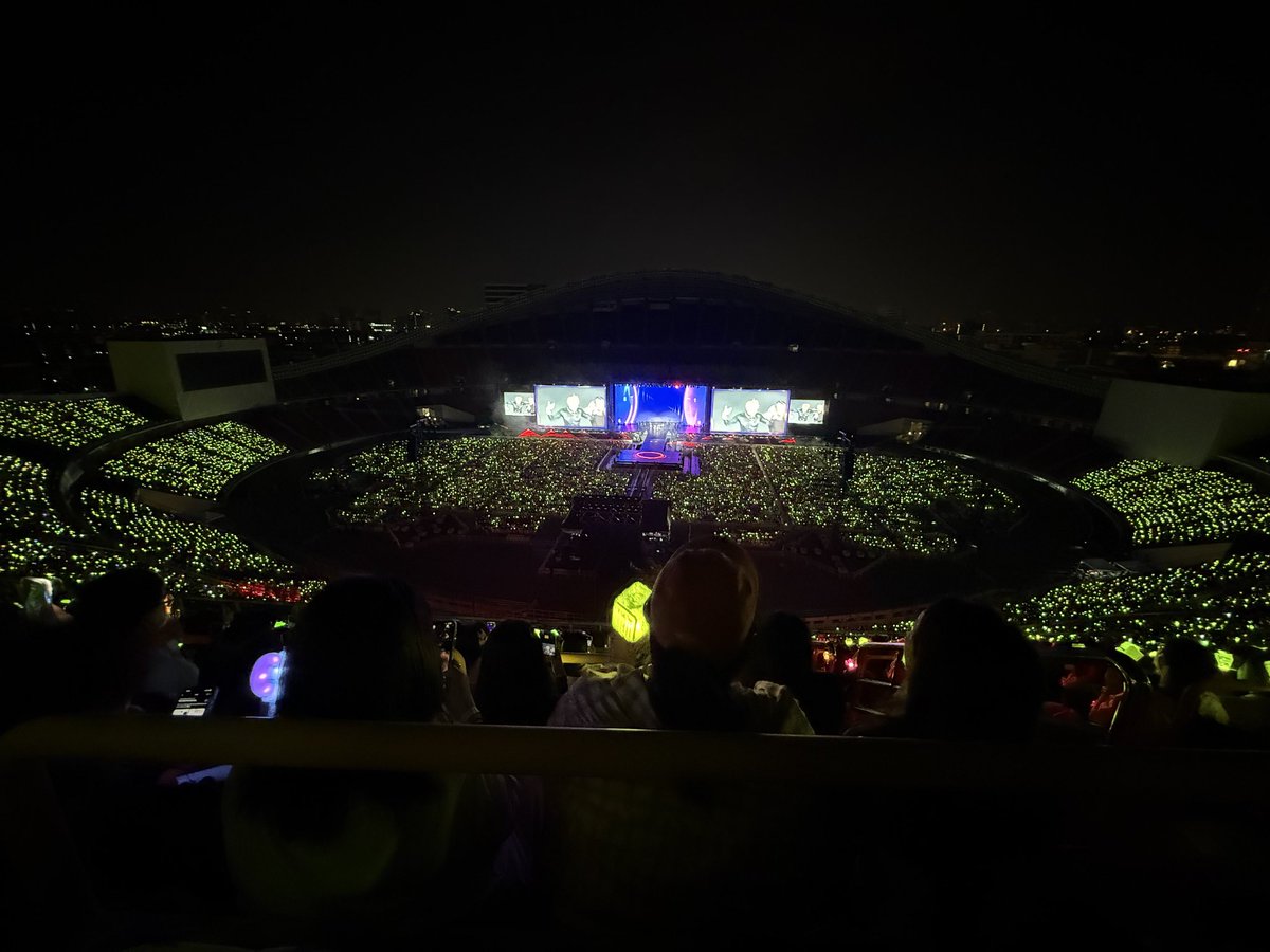 Beneran udah kayak konsernya NCT
😭😭😭😭😭😭