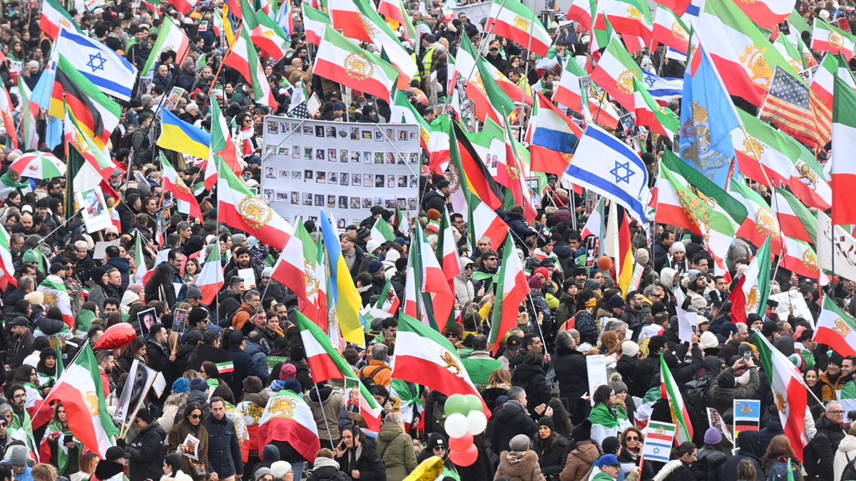 An der Großdemonstration in München gegen das Mullah-Regime im #Iran nehmen nach Angaben der Polizei mehr als 200.000 Menschen teil. Es laufe alles völlig friedlich und ohne Störungen ab. #JavidShah #IranMassacre