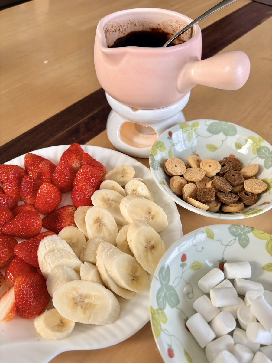 バレンタインデーだったので家族で毎年恒例のチョコフォンデュ祭りをしましたよ。集えカロリー達よ。