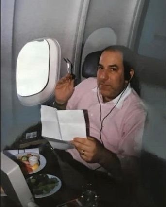 ConsejoDivinoX's tweet photo. Este hombre pagó $250,000 en 1987 por un pase ilimitado de primera clase con American Airlines.

Voló más de 10,000 veces, lo que supuestamente les costó $21 millones... así que en 2008 le retiraron el pase por "mal uso". https://t.co/ZJDNRJLs09