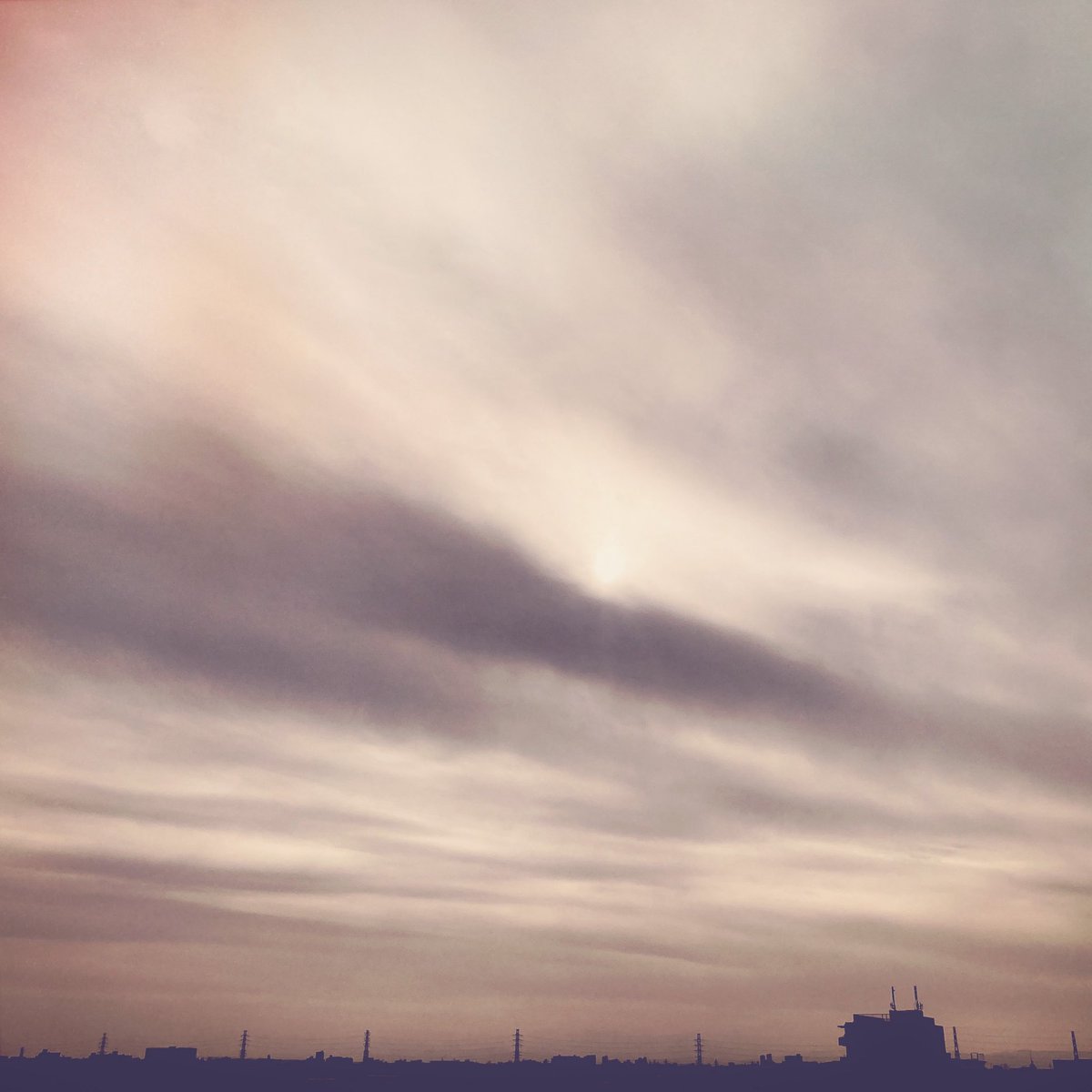hirokiuchiyama's tweet photo. 【続き】5枚目と6枚目

#HirokiPhotoDiary2026 #空
#屋上 #Variations #Sun 
#写真 #ToyCanera https://t.co/9yJwtUiUZK