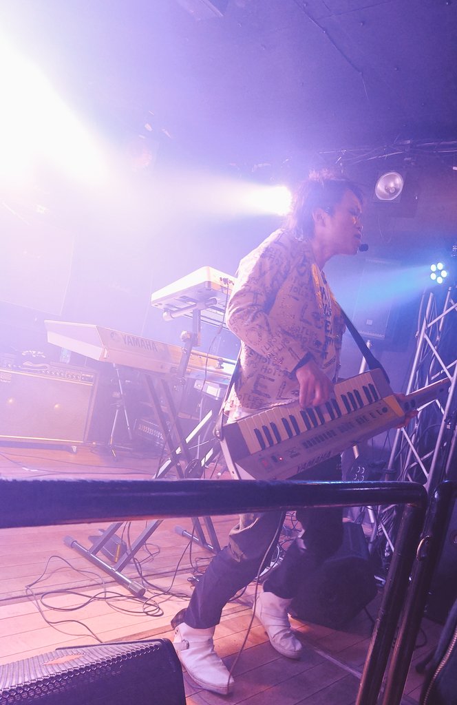 mako_fa131's tweet image. 楽しすぎて写真まったく撮れんやったけどあっこwithキズナドライブの完コピglobeも最高だったなー！あっこさんはほぼけいこじゃしトムくんは今日も岩国のTKやしダイさんはぱーくまんさーだった。またみたい。トムくんのショルキーがすきすぎて冬。。