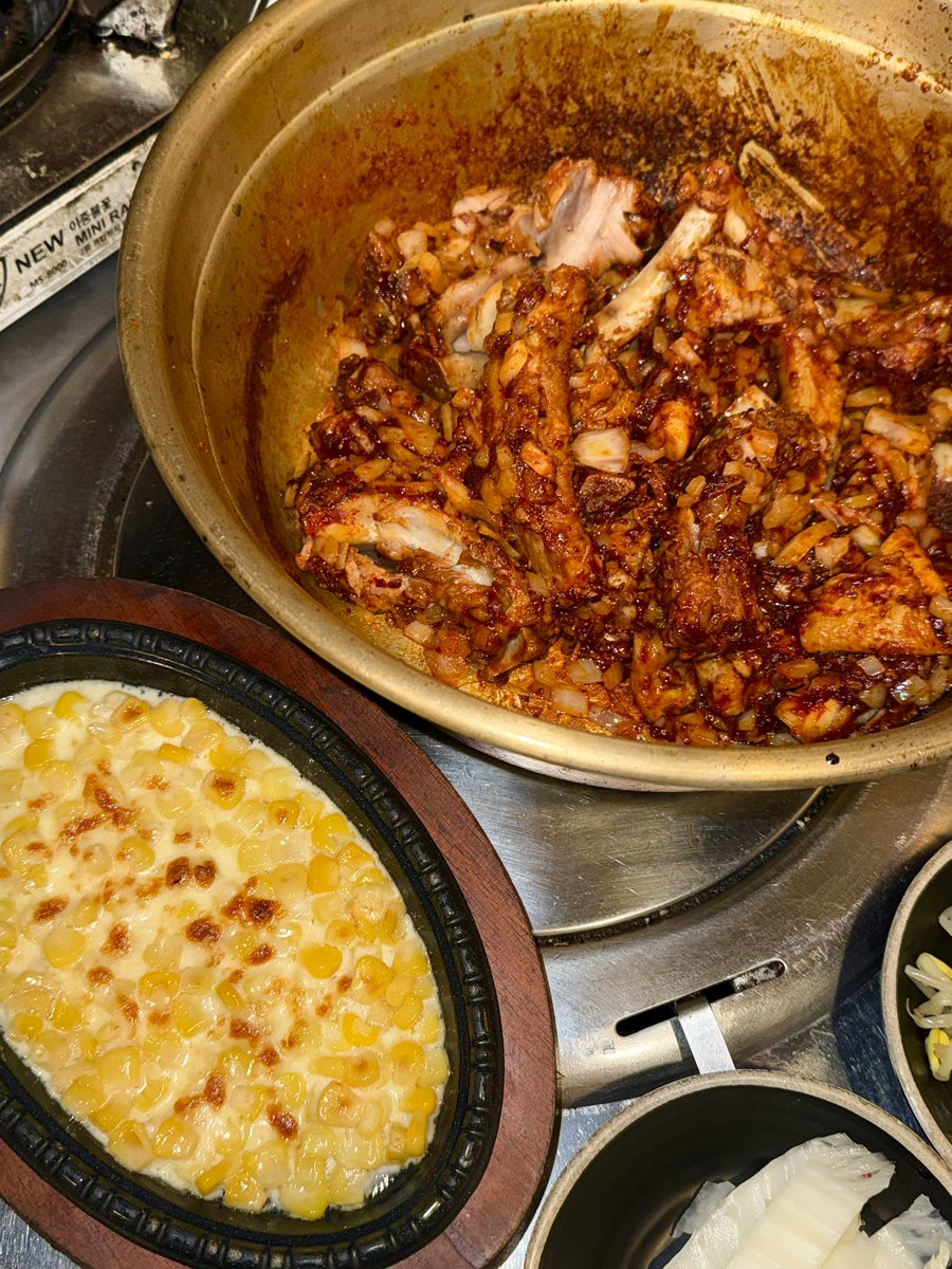 mᵉᵒʷ tweet media