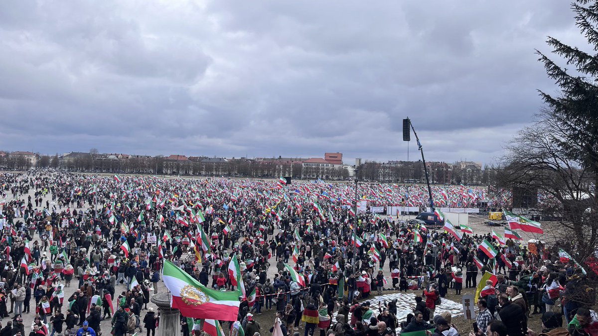 قربونتون برم من خسته نباشید، کلی راه رفتید کلی زحمت کشیدید برسید مونیخ، دستتون رو میبوسم. درد و بلاتون بخوره تو سر آخوند. اشکم در اومد😭