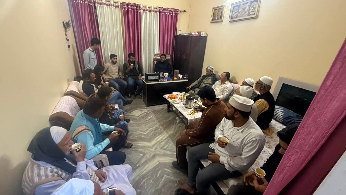 आज धामपुर विधानसभा क्षेत्र के शेरकोट, मोहल्ला कोटरा में छोटे भाई अल्वाब के घर पहुँचकर सभी सम्मानित साथियों एवं बुजुर्गों से आत्मीय मुलाकात करने का सौभाग्य मिला।
साथियों ने प्रेमपूर्वक सम्मान दिया, जिसके लिए मैं दिल की गहराइयों से आप सभी का आभारी हूँ।
<a href="/BhimArmyChief/">Chandra Shekhar Aazad</a> <a href="/ASP4Nagina/">Nagina LokSabha (नगीना लोकसभा)</a>