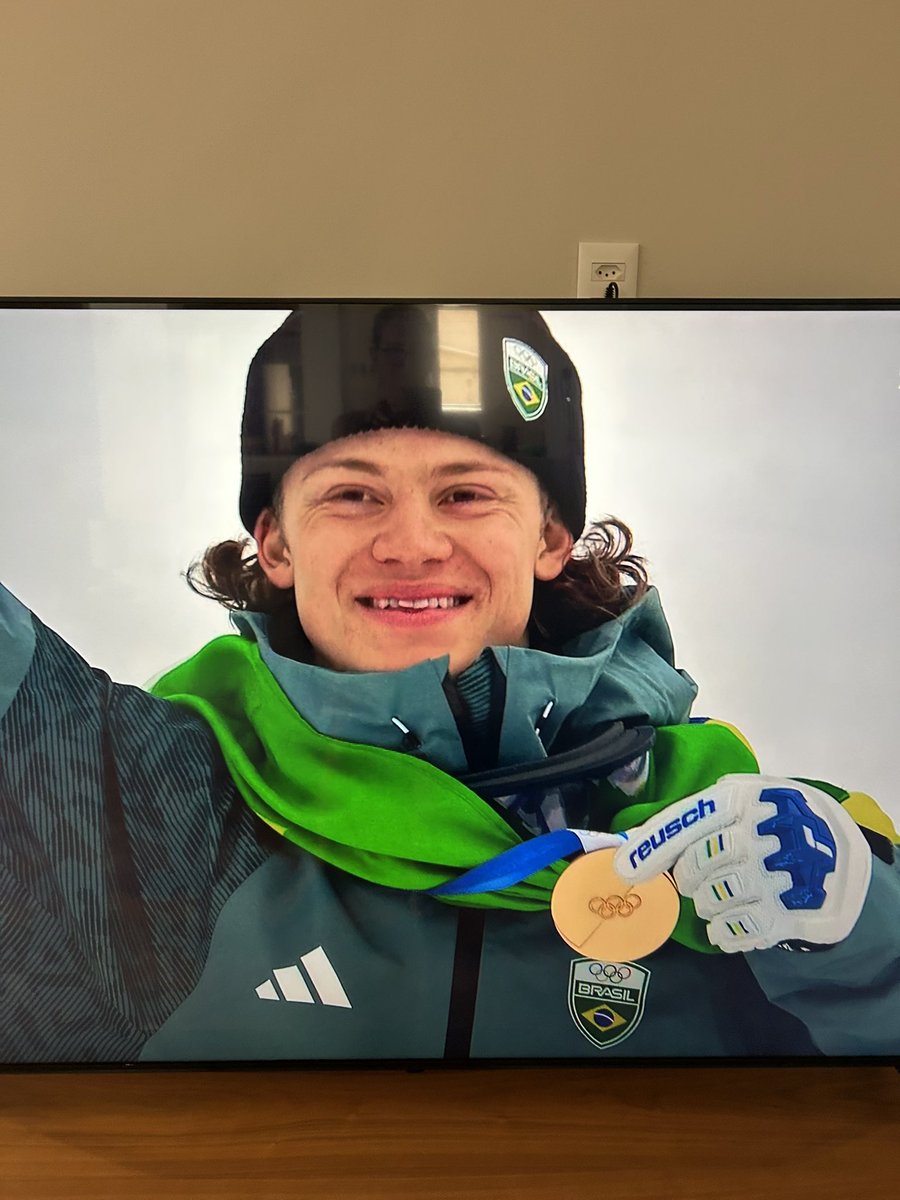 SkyJacquie's tweet photo. Watching a Brazilian 🇧🇷 win Olympic Giant Slalom gold 🥇on Brazilian TV is pretty emotional - historic Winter Games first for South America 👏🇧🇷 amazing Lucas Pinheiro Braathen !⭐️⭐️⭐️🇧🇷 https://t.co/HFryqfHqe4