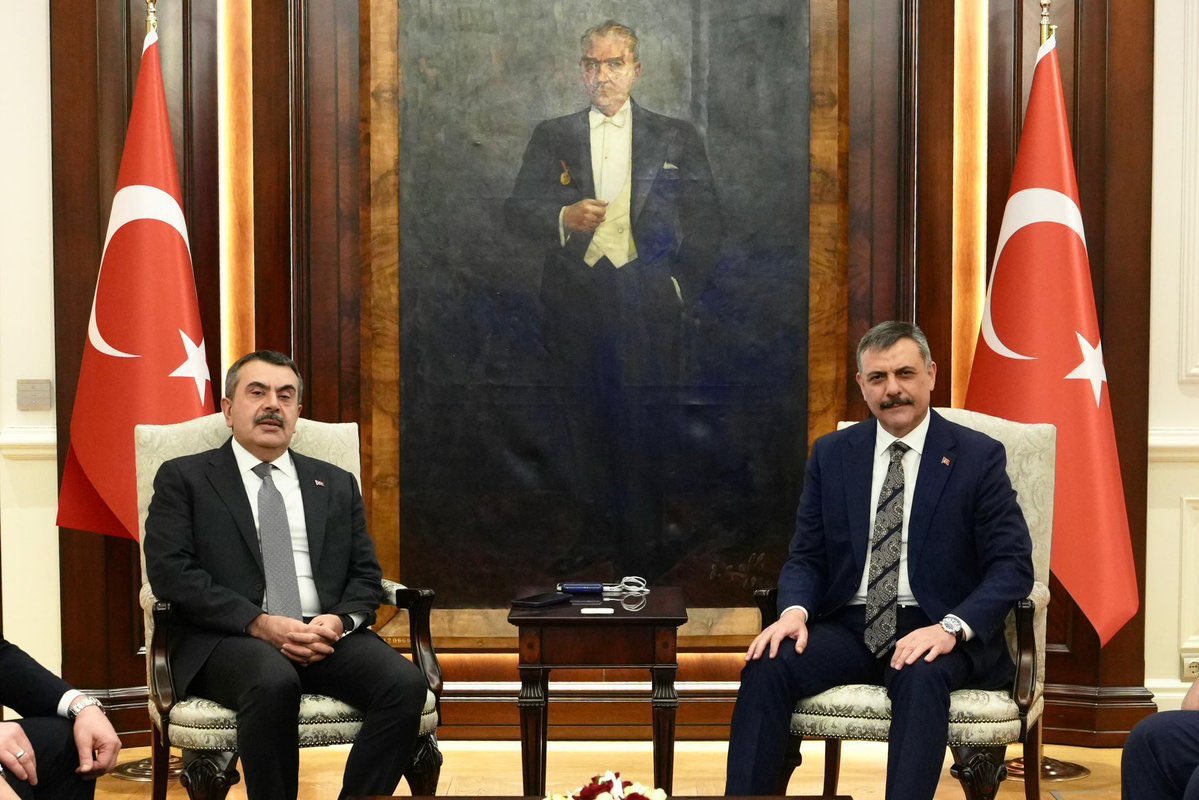 Fotoğrafta 2 hafız ve 1 ateist var.