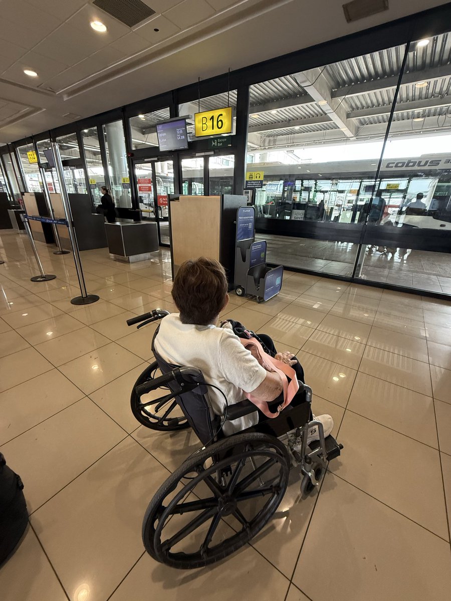 Hasta cuando <a href="/Ayuda_NP/">Ayuda Aeropuerto AMB</a> Nuevo Pudahuel sigue usando estas puertas que implica subir al avión en escalera? Junto a los ascensores descompuestos hacen que la experiencia de una persona en silla de ruedas y quienes la acompañan sea pésima. Horrible. #nuevopudahuel #aeropuerto