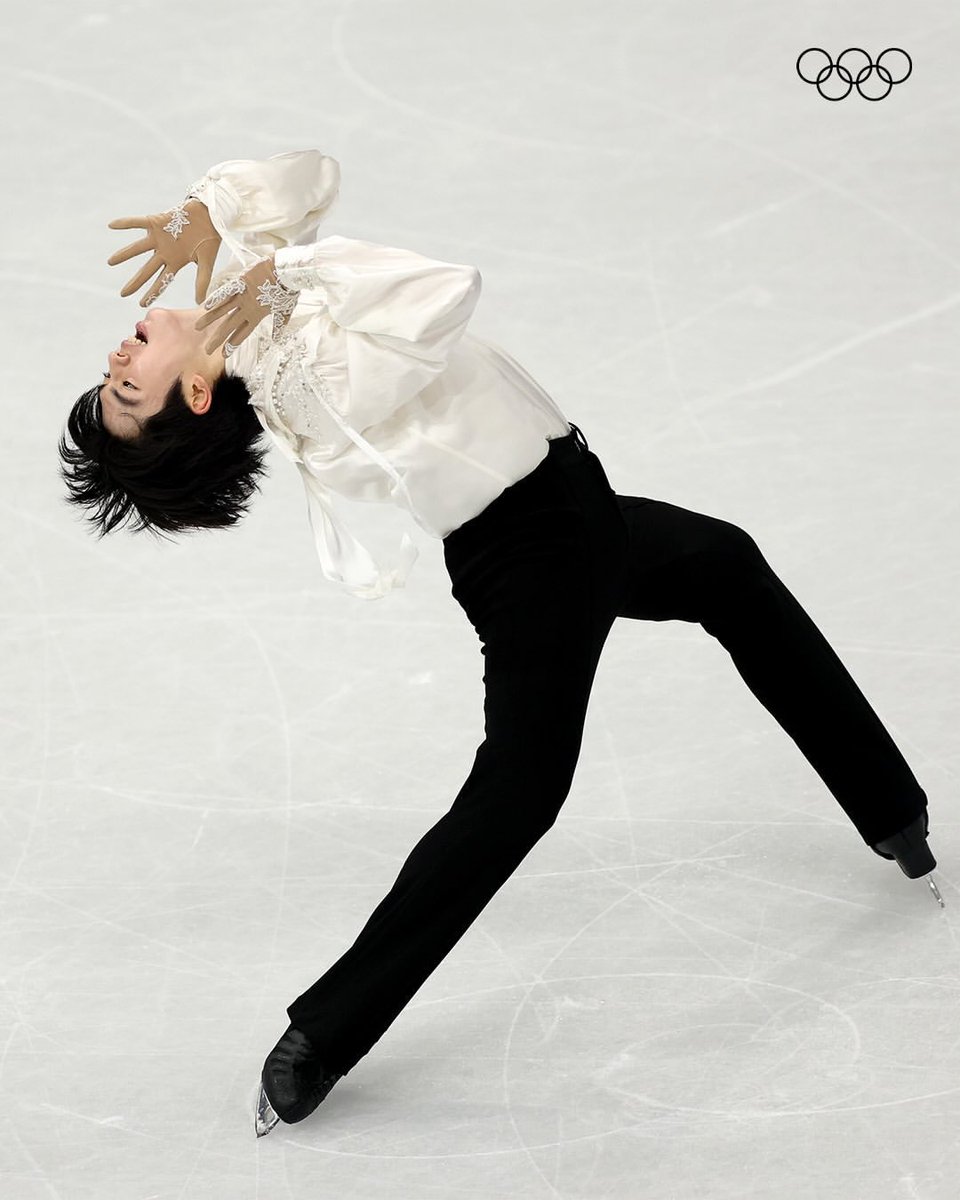 everything abt this junabaur pic screams perfect like look at his posture, lines, costume, lace gloves, hair, face, cam angle, the emotions that he depict?????