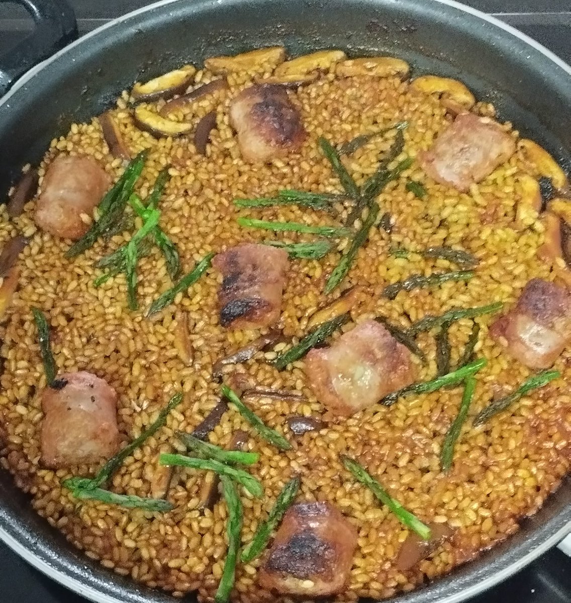 Arroz con cosas hecho por un servidor. A la Chef ejecutiva le ha gustado mucho, pero es blanda y permisiva conmigo. Por cierto, el arroz Molino Roca me parece estupendo y, cuando le pilladtel punto, no falla.