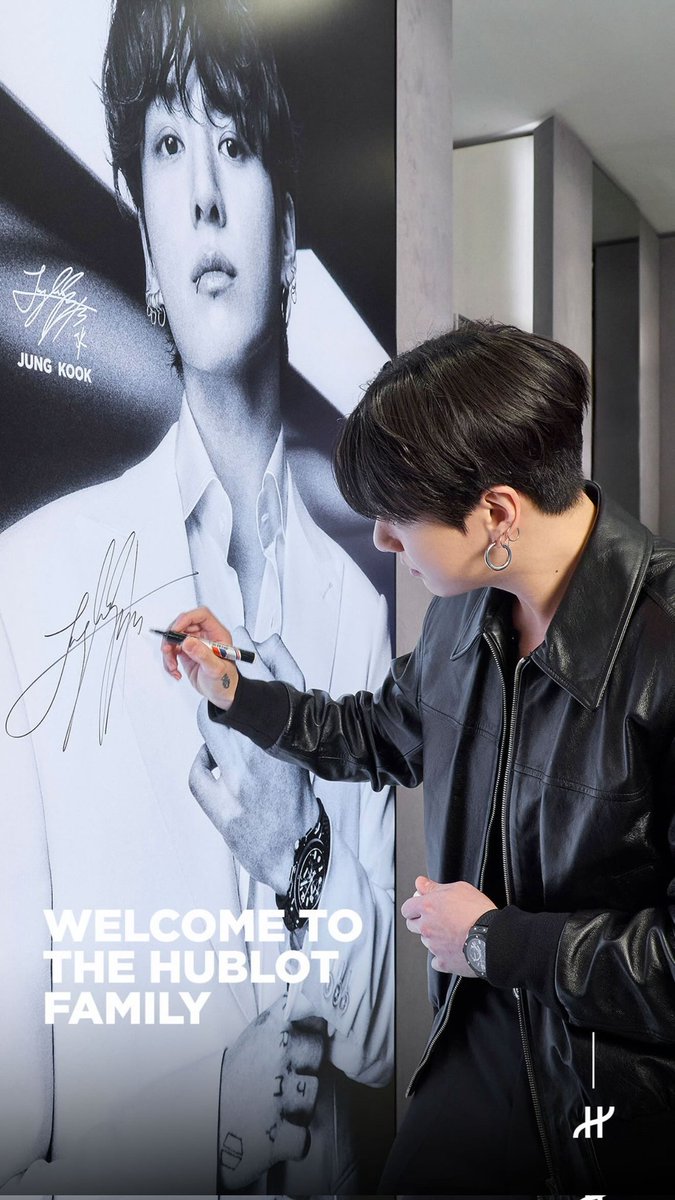 GLOBAL BRAND 
AMBASSADOR
WELCOME TO THE HUBLOT
FAMILY
문구만 봐도 브랜드가 정국을 어떤 포지션으로 대하는지 알겠다 특정 컬렉션이나 단기 캠페인이 아니고 장기적으로 함께할 브랜드의 얼굴 쯤 되겠네 적어도 장기간 고정떡밥 확보라는 뜻으로 해석됨🫡

#JungkookxHublot
#JungkookForHublot