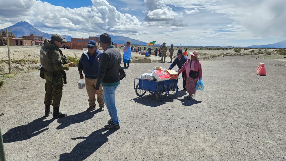 #Colchane (F) se encuentra desplegados en el Límite Político Internacional en el desarrollo de la Feria del paso ancestral, con la finalidad de prevenir delitos trasnacionales en la frontera, apoyando a los grupos etnicos propios de la zona.
#Carabinerosdetodos.