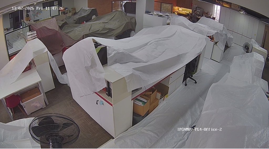 เอาจริงๆ ไม่คิดว่าจะมีใครจะโง่(ไม่อยากใช้คำนี้เลยฮืออ เคยสัญญากับตัวเองว่าจะไม่ด่าใครว่าโง่ ทำไม่ได้สักที แง้)สงสัยเรื่องผ้าคลุมโต๊ะทำงาน จนได้เห็นอดีต สส. ท่านนึงงับเรื่องนี้ ซึ่งประเมินจากสติปัญญาแล้วไม่แปลกใจว่าทำไมถึงสงสัย แต่แปลกใจที่ว่าที่บ้านไม่มีแอร์หรอ? คือแบบ แกเอ้ย