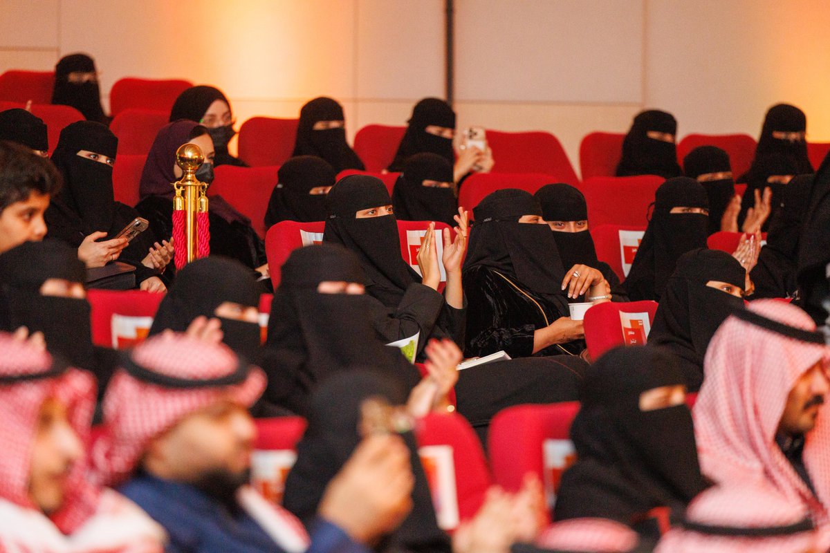 • فعالية

أقامت #أمانة_منطقة_حائل بالتعاون مع بيت الثقافة أمسية «أصوات تُغيّر المجتمع» بمناسبة #يوم_الإذاعة_العالمي، وذلك في قالب حواري بأسلوب البودكاست، ناقشت دور الصوت والإعلام في التأثير المجتمعي وتعزيز الوعي الثقافي 🎙️

📸 | #حائل_الأجمل