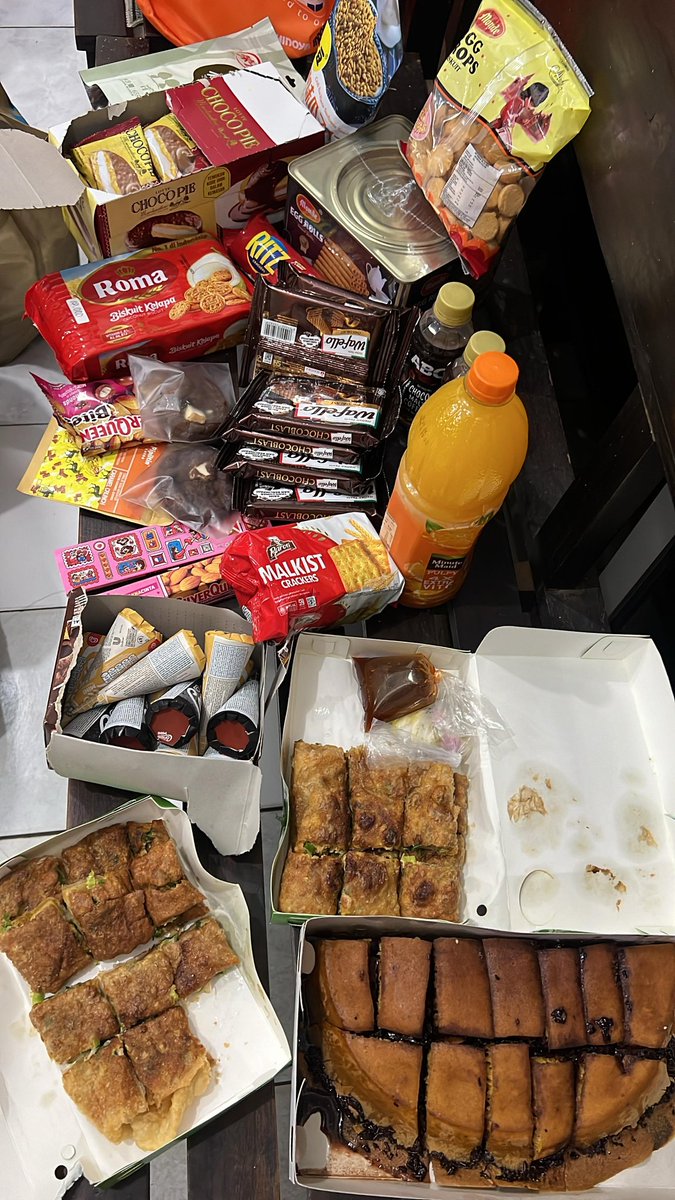 Valentine party ceritanya 🤣

Padahal cuman 8 orang yg hadir tapi percayalah ini masih ada 2 loyang martabak sama 2 roti bakar masih otw 😭

Diabetes mode on 🙏🤣😅

Gapapalah sekali2