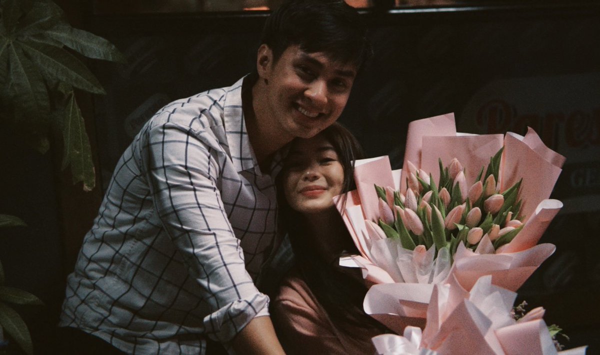 __CARRIE01's tweet image. satisfied na si girlfriend? kulang pa ng kiss..