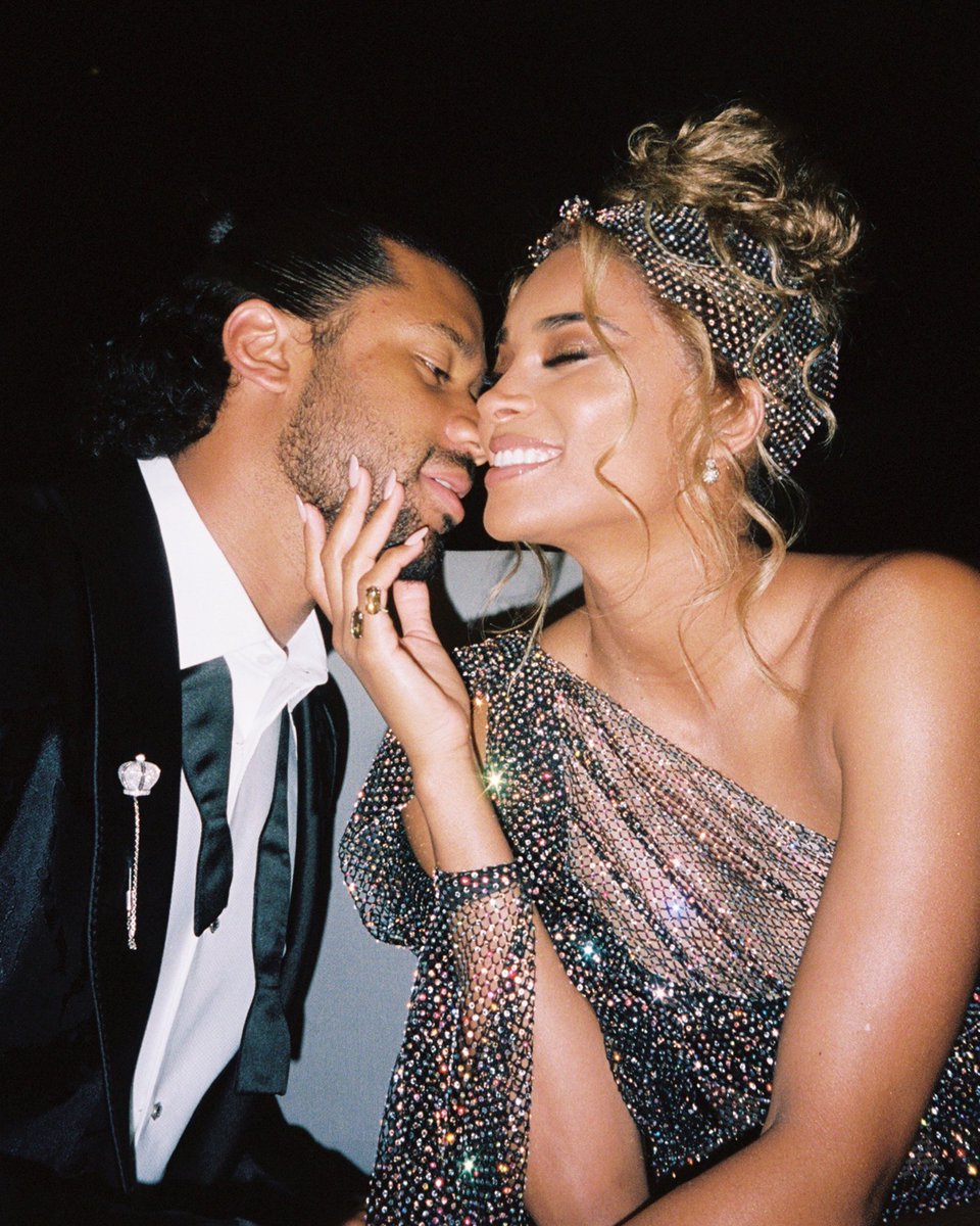 DangeRussWilson's tweet image. Happy Valentine’s Day my love. You make the sun jealous with the light you shine and the warmth you bring. Forever grateful that I get to live this life with you. My forever valentine ❤️ @ciara