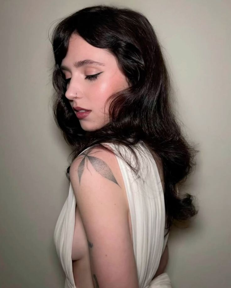 fancarcar_'s tweet image. Clairo is my valentine 💕