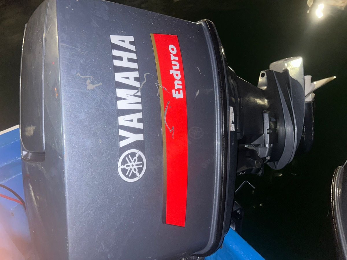 ¡NO MÁS “VACUNAS” EN EL MAR!

#Manabi | Las Fuerzas Armadas a través de la Armada del Ecuador ejecutaron una operación militar en el sector del Muelle de San Mateo en el cantón Manta, que permitió la desarticulación de una célula del Grupo de Delincuencia Organizada “Los