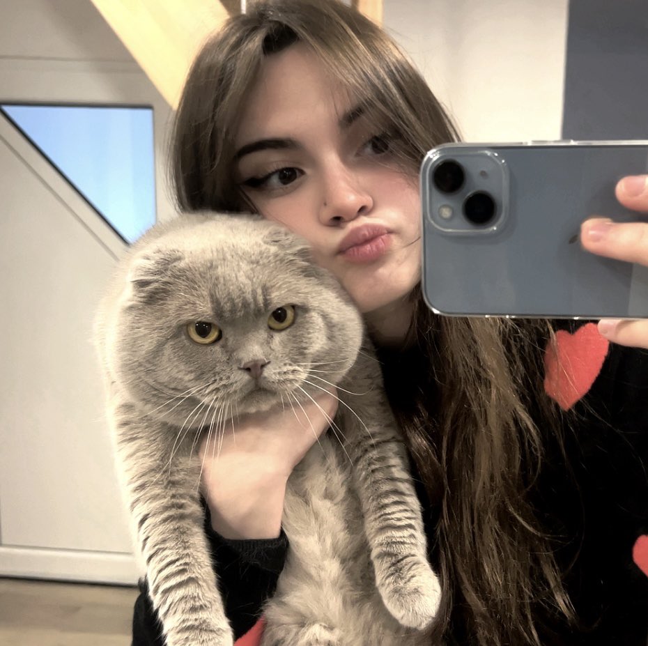 elaschmela tweet media