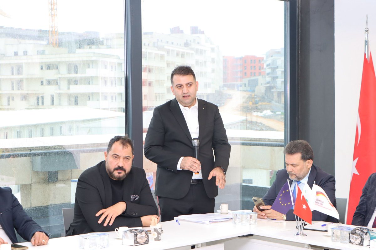 BeyzadeTV's tweet photo. 🚨 #HATSO EV SAHİPLİĞİNDE "GROWİNG GREEN TOGETHER" PROJESİNİN AÇILIŞ TOPLANTISI GERÇEKLEŞTİRİLDİ
#Hatay Ticaret ve Sanayi Odası Başkanı Hikmet Çinçin’in katılımıyla Hatay Büyükşehir Belediyesi ortaklığında yürütülen "Growing Green Together" projesinin açılış toplantısı gerçekleştirildi.
12 ay sürecek proje; Hatay’da yeşil dönüşümün güçlendirilmesini, #KOBİ ve girişimcilerin eğitim, mentörlük ve küçük hibelerle desteklenmesini ve yerel kamu hizmetlerinde kapsayıcı bir kalkınma modelinin oluşturulmasını hedefleniyor.
Detaylar 👇
https://t.co/wGEBlHXBX4
@hatay_tso
@HikmetCincin