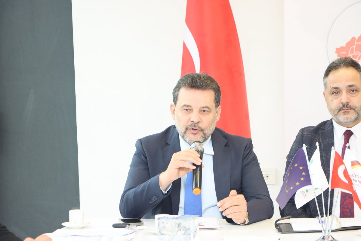 BeyzadeTV's tweet photo. 🚨 #HATSO EV SAHİPLİĞİNDE "GROWİNG GREEN TOGETHER" PROJESİNİN AÇILIŞ TOPLANTISI GERÇEKLEŞTİRİLDİ
#Hatay Ticaret ve Sanayi Odası Başkanı Hikmet Çinçin’in katılımıyla Hatay Büyükşehir Belediyesi ortaklığında yürütülen "Growing Green Together" projesinin açılış toplantısı gerçekleştirildi.
12 ay sürecek proje; Hatay’da yeşil dönüşümün güçlendirilmesini, #KOBİ ve girişimcilerin eğitim, mentörlük ve küçük hibelerle desteklenmesini ve yerel kamu hizmetlerinde kapsayıcı bir kalkınma modelinin oluşturulmasını hedefleniyor.
Detaylar 👇
https://t.co/wGEBlHXBX4
@hatay_tso
@HikmetCincin
